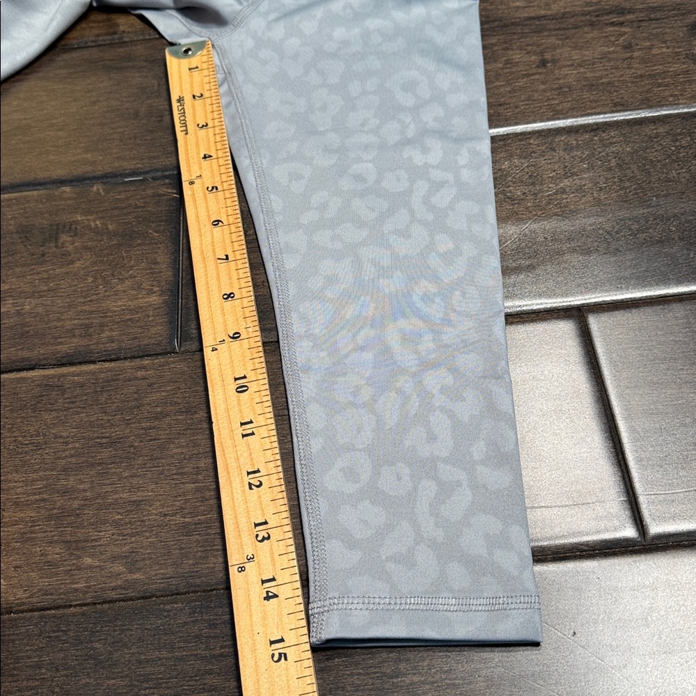 ❤️3/$30 Xersion Light Gray Animal Print Kids High Rise Jersey 7/8 Leggings NWT - Picture 6 of 7